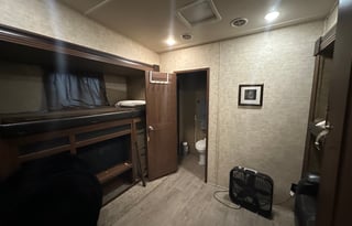 Huge 5th Wheel–2 Full Baths–Great for Kids!
