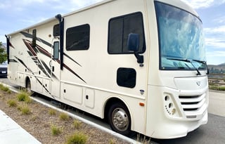 ! Creamy Flair 2021 - Modern & Reliable, Sleeps 10