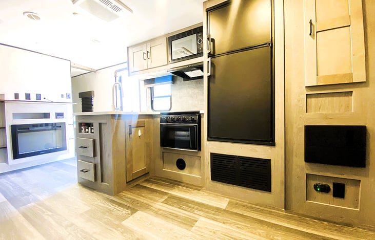 Functional interior with modern appliances — great for weekend escapes to Joshua Tree National Park or Big Bear Lake.