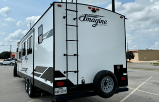 IMAGINE-2 Pvt Queen Master, Bunks, Dinette & Sofa