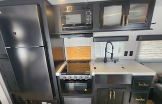 Rolling Retreats 2022 Cherokee Grey Wolf