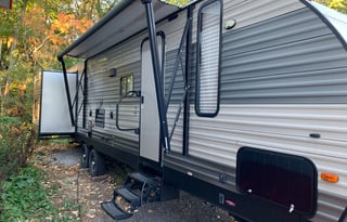 35' Cherokee Sleeps 12 with TRIPLE slide out! HUGE