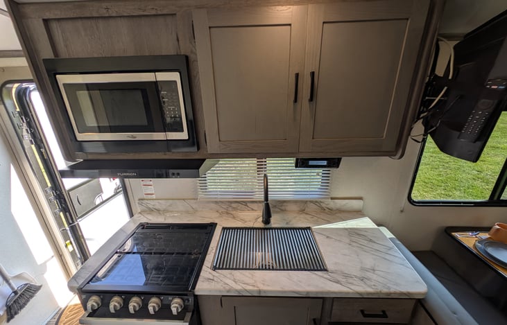 Well equipped kitchen with microwave, stove and oven. We provide everything you need to have a comfortable trip. Comfortable dinette with TV and stereo as well.