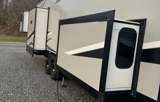 2022 Arctic Wolf 5th wheel sleeps 8-10