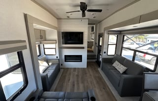 *Crazy Clean” 2024 5th Wheel!! Luxury RV!