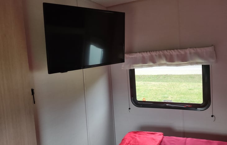 32 inch smart tv mounter in master bedroom