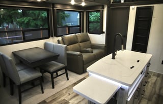 Adventure RV for Rent Sleeps 7, Bunkhouse + Loft!