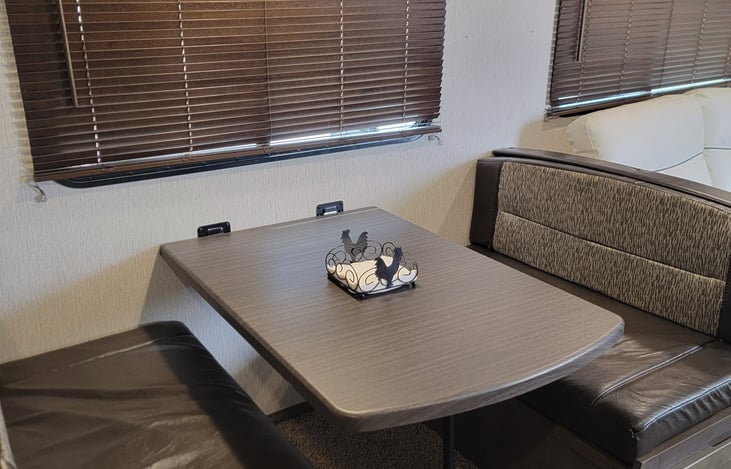 4-person dining area. Also converts to double bed.