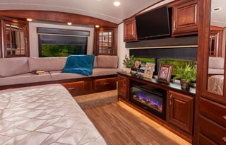 LUXURY Jayco Pinnacle Deluxe **Largest bedroom**