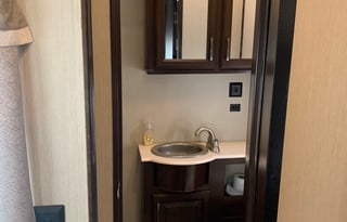 * 5th WHEEL BUNKHOUSE*