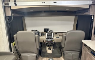GET IN AND GO! 35' Class A 2020 Winnebago Vista