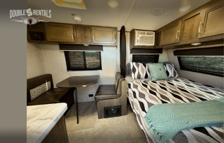 ECONOMY JAY FLIGHT w/ Queen Bed, Bunks & Full Bath