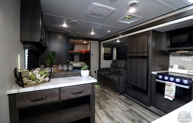 2022-Grand-Design-Transcend-Explor-297-QB-Copyright-at-StoneMountainRVs-dot-com