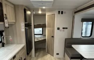 'Stella' 2025 Getaway Camper | 32 In. Streaming TV
