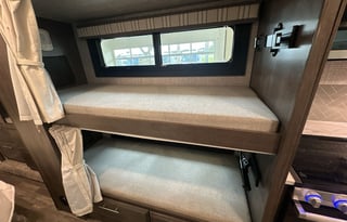 The Cowtown Coach! - AutoLevel, 2 A/Cs, Bunk Model