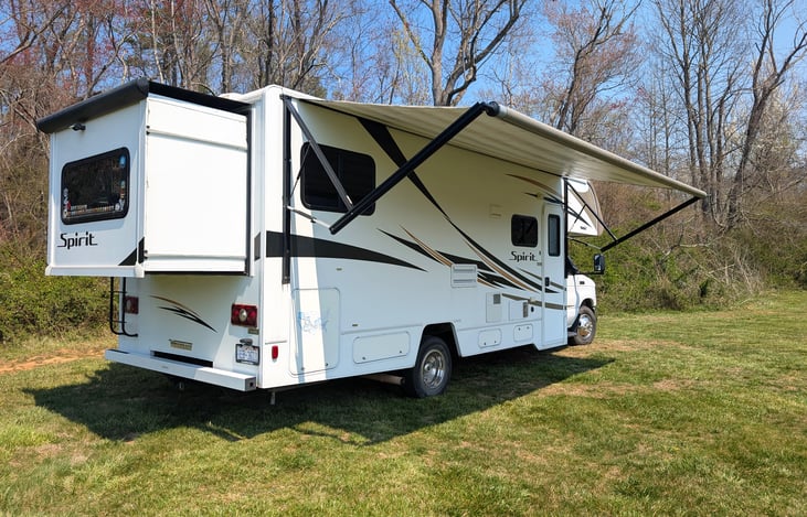 Perfect for families or small groups, this Winnebago Spirit offers a fantastic blend of maneuverability, comfort and all the amenities you need for an unforgettable adventure.