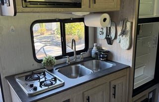 Camp w/Puma Thurman, a charming  Heartland Prowler