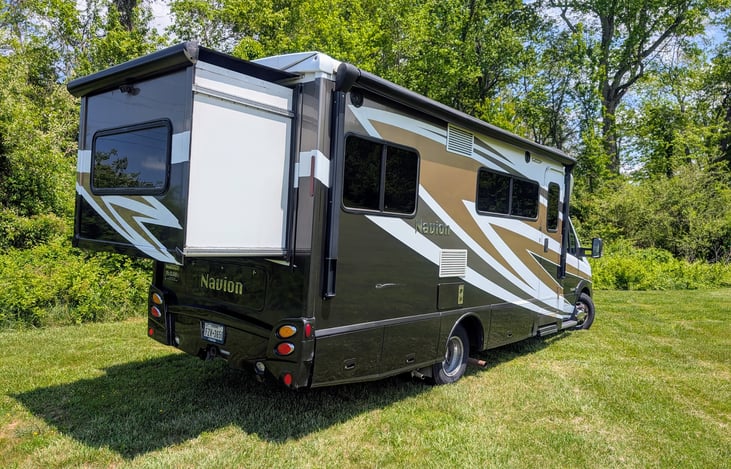 Well-built Winnebago Class C RV on the Mercedes Sprinter chassis with 2 slide outs.