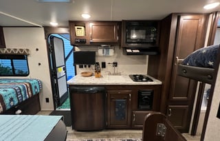 2018 Jay Flight - Queen bed 10” Serta Memory Foam