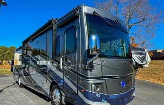 Holiday Rambler Luxury Coach /2 Full Baths & Bunks