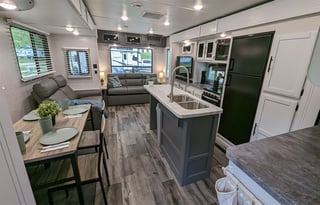 Bright & Modern Glamper Fully Stocked w/Free Wi-Fi