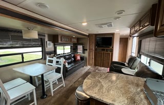 Schulz 2017 CrossRoads Zinger 30’ Travel Trailer