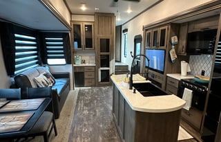 Comfortable Pet Friendly RV Loaded with Extras!!