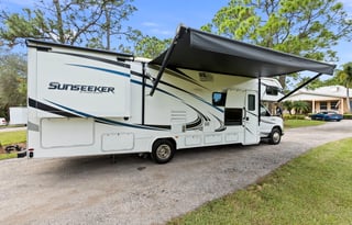 "Sunny"-Super fun and roomy Sunseeker RV