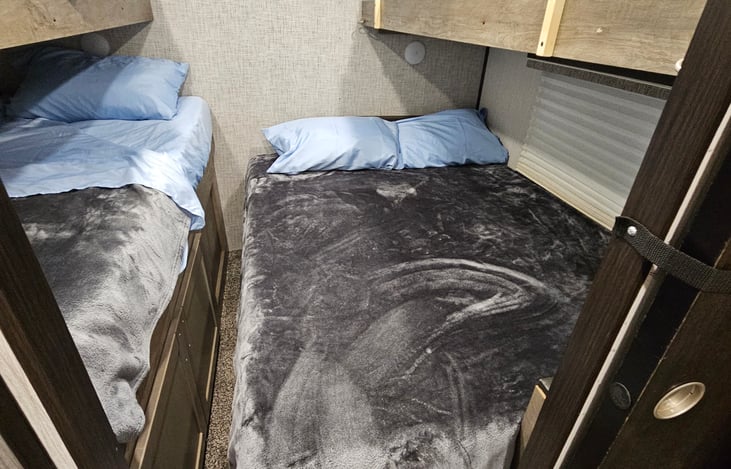 BUNK ROOM OPTION SLEEPING FOR 5. 3 SINGLE BEDS AND A FULL SIZE BED