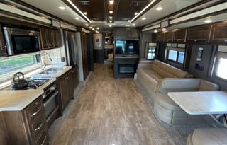 RV Sleeps 8 with 2 Bunks - Unlimted Generator Use