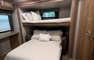 Great Family Friendly Camper With Bunkroom