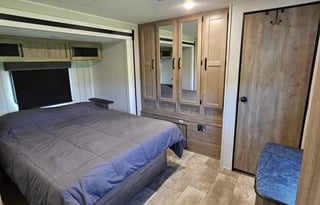 "Anzola" Private Bedroom -  Huge Living /Kitchen