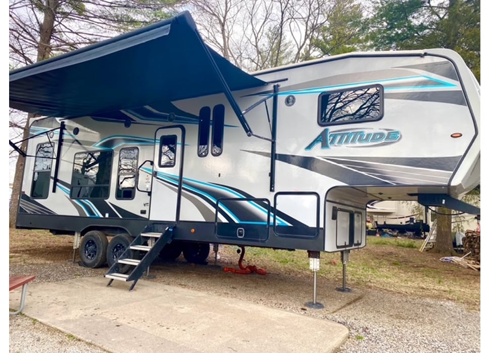 Fifth Wheel rentals in Mackinaw