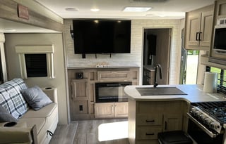 2024 Couchman - Perfect for Your Next Adventure!