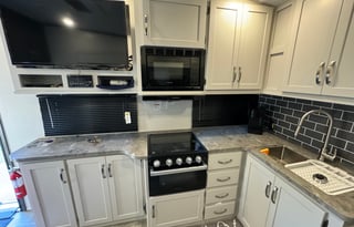 Luxurious RV Explore the Great Outdoors in Comfort