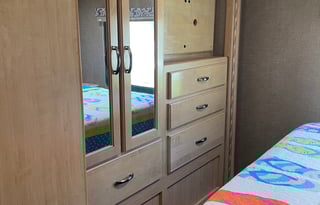 2 Red Girlz RV- 32' sleeps 7- Dog friendly