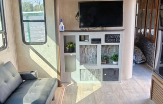 2015 Spacious Carbon Toy Hauler sleeps 8