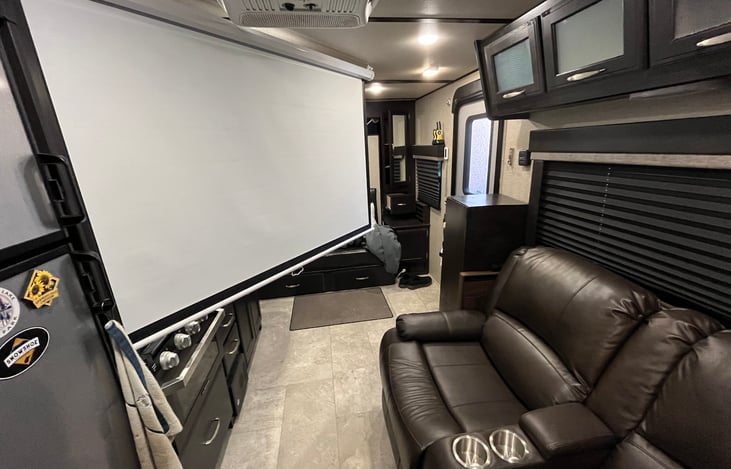 Pull-down screen for movie projector