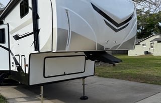 Luxury & Comfort 5th Wheel– Perfect for Adventures