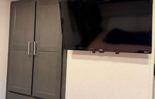 Brand New Dual ACs *Luxury Sleeper* Huge Queen B/R