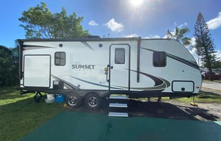 Cozy 2019 CrossRoads RV Sunset Trail Super Lite