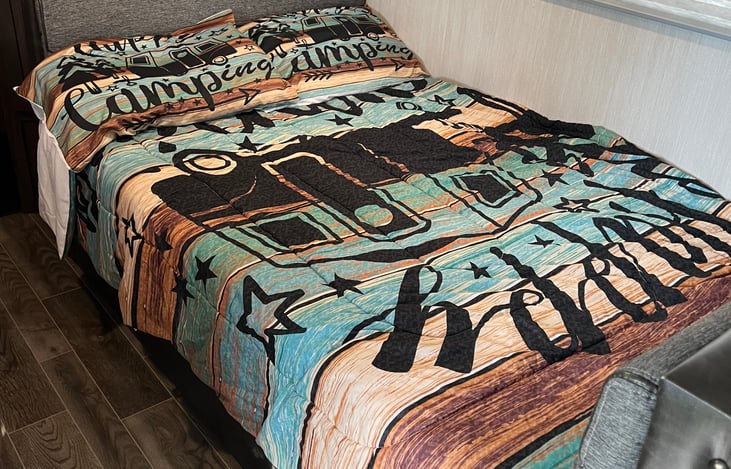 Dinette conversion bed. Linen included.