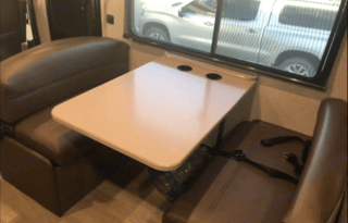 Class A Winnebago Adventurer - OMNE1021