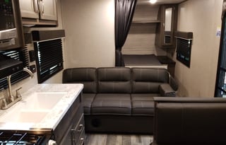 Sleeps 6 PLEASE READ UNDER DESCRIPTION FIRST