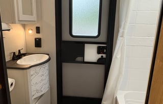 Bluegrass Basecamp- 2 bed 2 bath bunkhouse