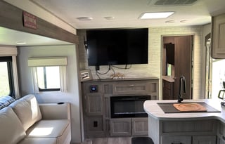 2024 Couchman - Perfect for Your Next Adventure!