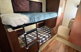 Adventure-Ready Bunkhouse RV – Sleeps 8