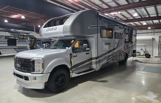 The Phoenix, 2026 Thor Motor Coach Omni TRAIL R36