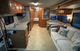 37' Class A, 1.5 bathrooms, 3 slides, Free WiFi!