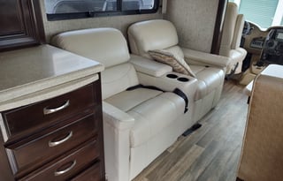 2017 Thor Motor Coach Miramar 34.3